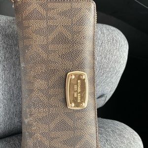 Michael Kors Signature Jet Set Travel Cont. Wallet